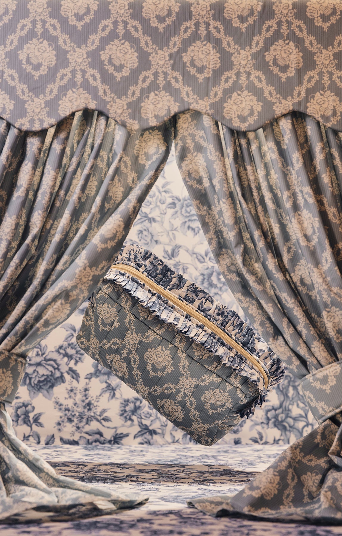 POUCH SQUARE RUFFLES MW LIBERTY GARLAND HAMPERS