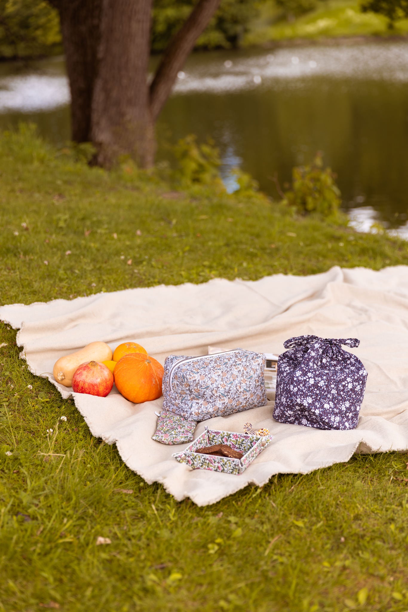 POUCH SQUARE MW LIBERTY STRAWBERRY TREE BLUE