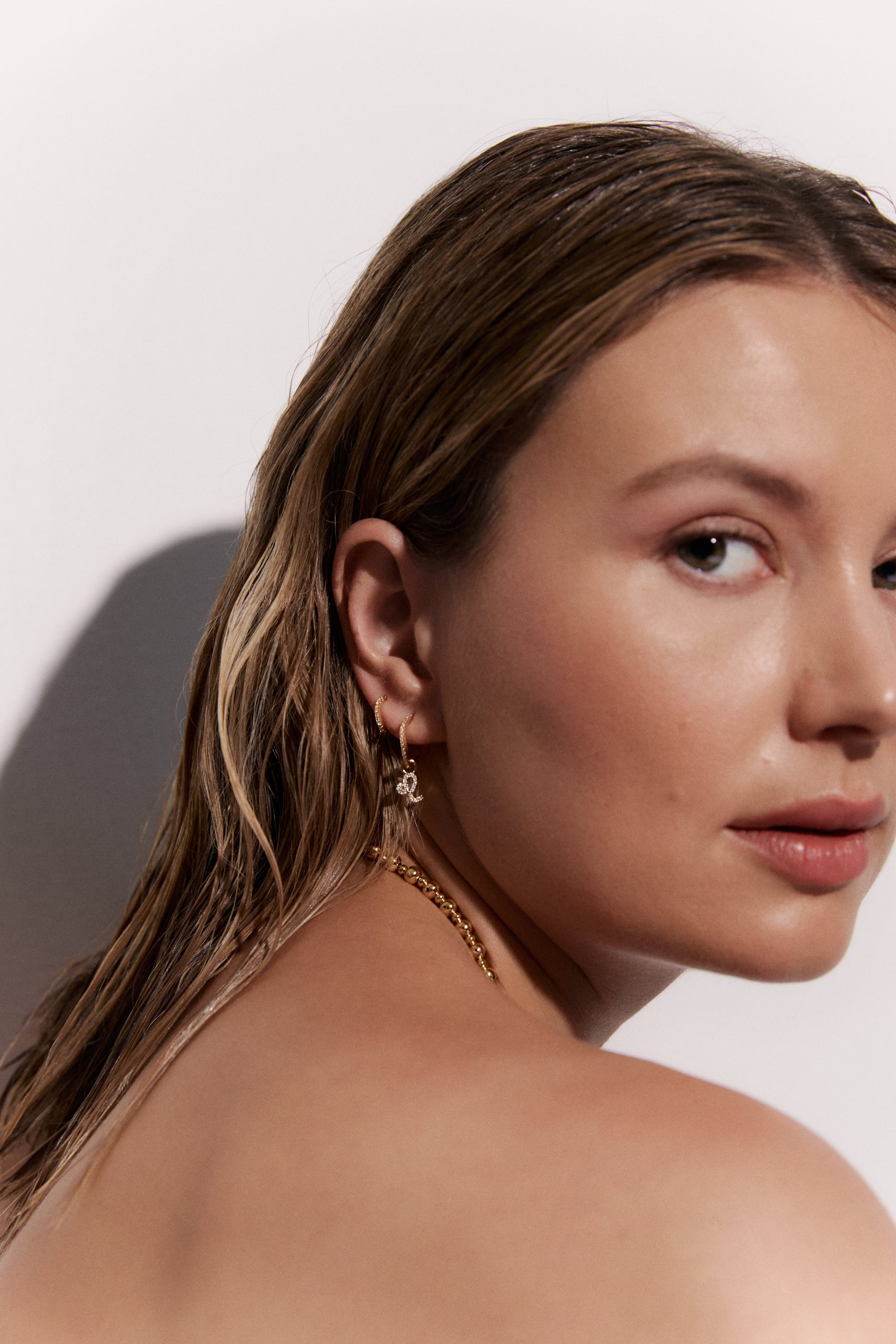 MEDIUM WAVY HOOPS WHITE